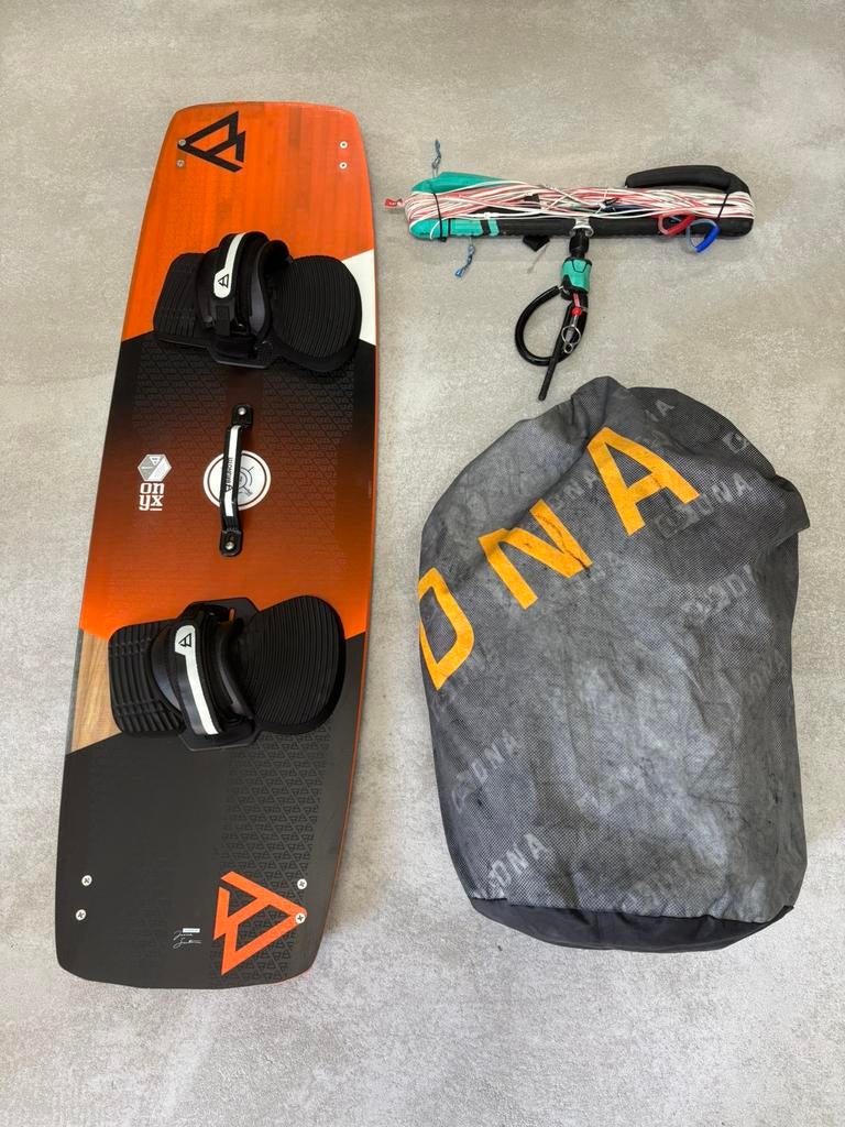 Airush DNA 8 + Brunotti Onyx 132x40 + Airush Bar, Ophalen, Gebruikt, Kitesurf-set, Twintip