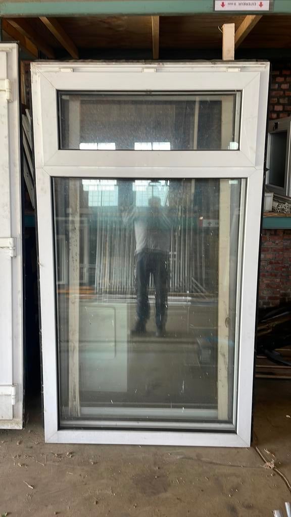 Kunststof kozijn kozijnen met dubbele glas en klap raam, Doe-het-zelf en Verbouw, Kozijnen en Schuifpuien, Kunststof, Raamkozijn