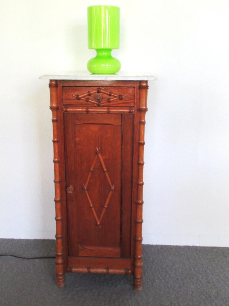 vintage houten nachtkastje met marmer blad, Huis en Inrichting, Slaapkamer | Nachtkastjes, Ophalen, Gebruikt, Minder dan 45 cm