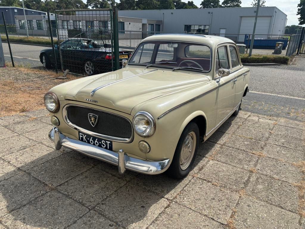 Peugeot 403 Sedan de Luxe met schuifdakje 1961, Auto's, Oldtimers, Achterwielaandrijving, 1600 cc, Beige, Handgeschakeld
