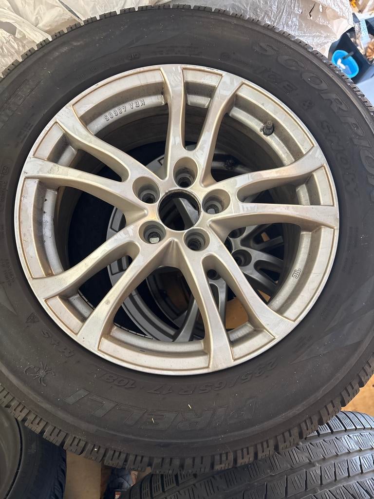 4x Lichtmetalen velg met Pirelli winterbanden 235/65R17, Ophalen, Gebruikt, Banden en Velgen, 17 inch