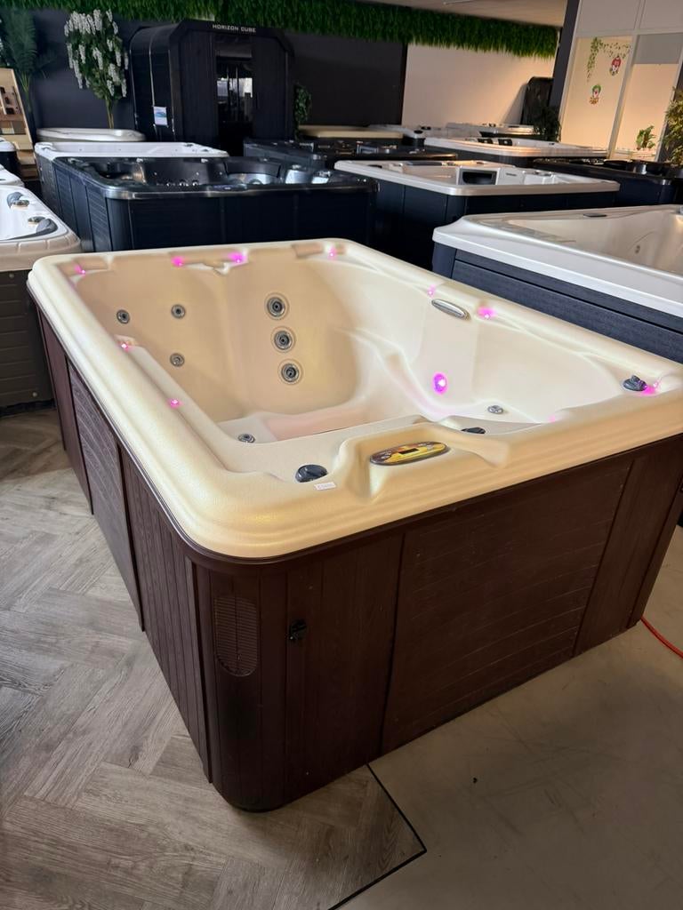 Jacuzzi Spa – plug & play 220V – met LED & waterval, Ophalen, Zo goed als nieuw, Trap, Vast