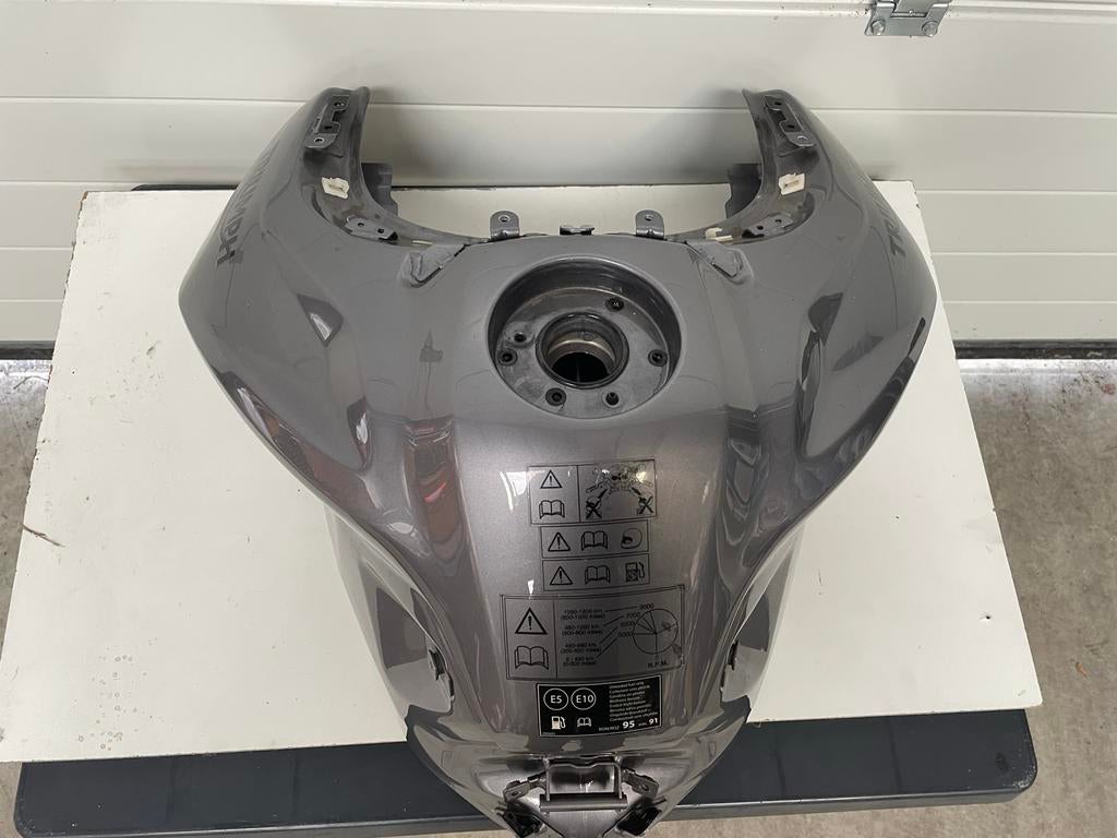 Triumph Tiger 900 Tank - Grijs - Beschadigd, Gebruikt, Rijksweg 96, Motor centrum rijen, Info@mcrijen.nl