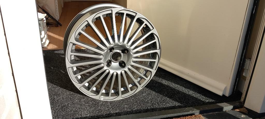 Originele Alfa Romeo Mito velgen 17 inch + nieuwe naafdoppen, Auto-onderdelen, Banden en Velgen, Velg(en), Nieuw, 17 inch, Ophalen of Verzenden