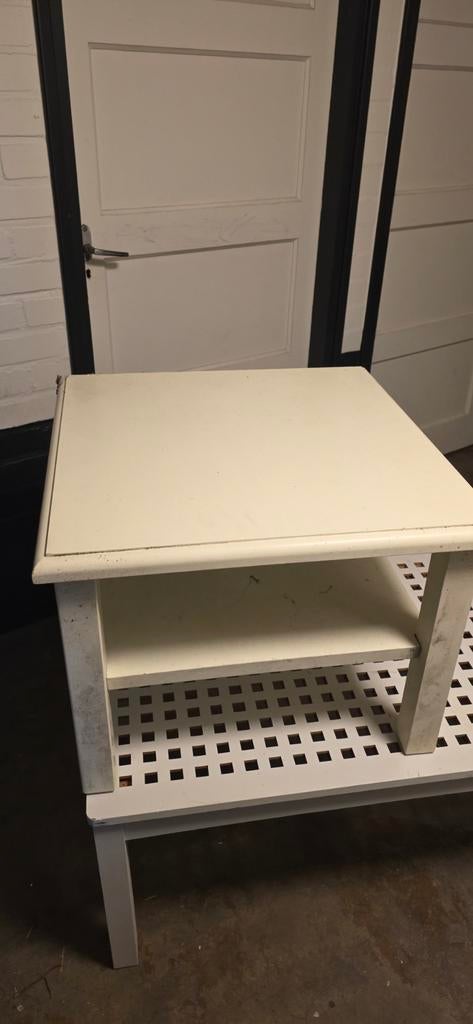 Witte houten bijzettafel met plank, Minder dan 45 cm, Minder dan 55 cm, Gebruikt, Vierkant