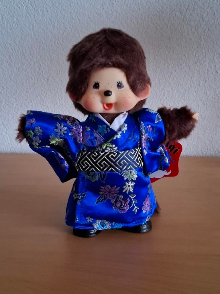 Monchhichi (nieuw) in prachtige Japanse kimono, Verzamelen, Poppen, Ophalen of Verzenden, Nieuw, Pop