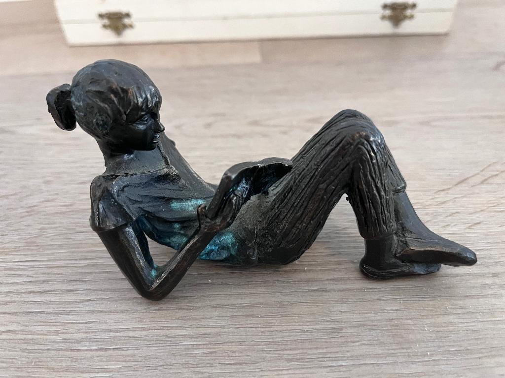 Bronzen lezend meisje ‘Boekenwurm’, Ophalen