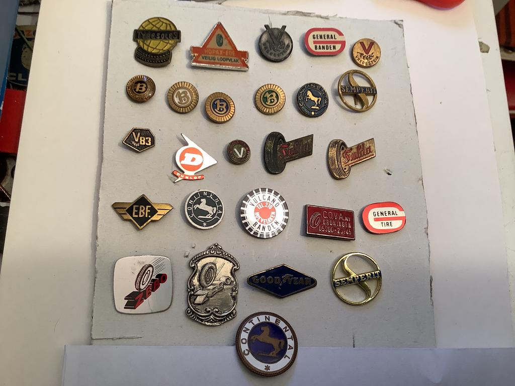 26 speldjes banden, Verzamelen, Speldjes, Pins en Buttons, Ophalen of Verzenden, Gebruikt, Overige onderwerpen