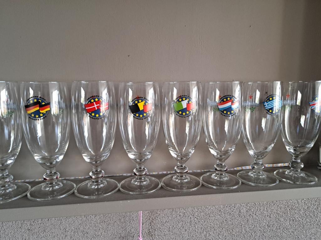 Serie bierglazen op voet Europa 1992 met vlaggen, Ophalen of Verzenden, Zo goed als nieuw, Glas of Glazen, Overige merken