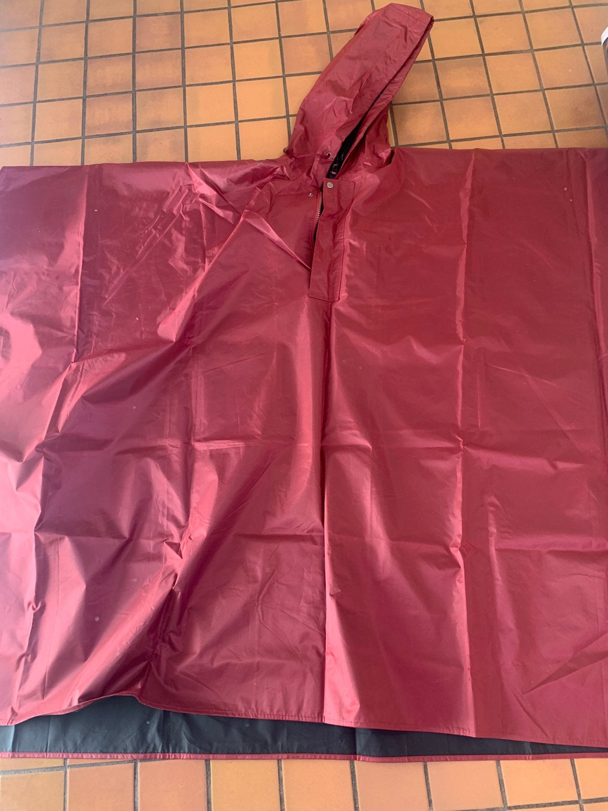 Regenponcho. Bordeaux rood. 8 euro, Ophalen of Verzenden, Zo goed als nieuw, Regenponcho