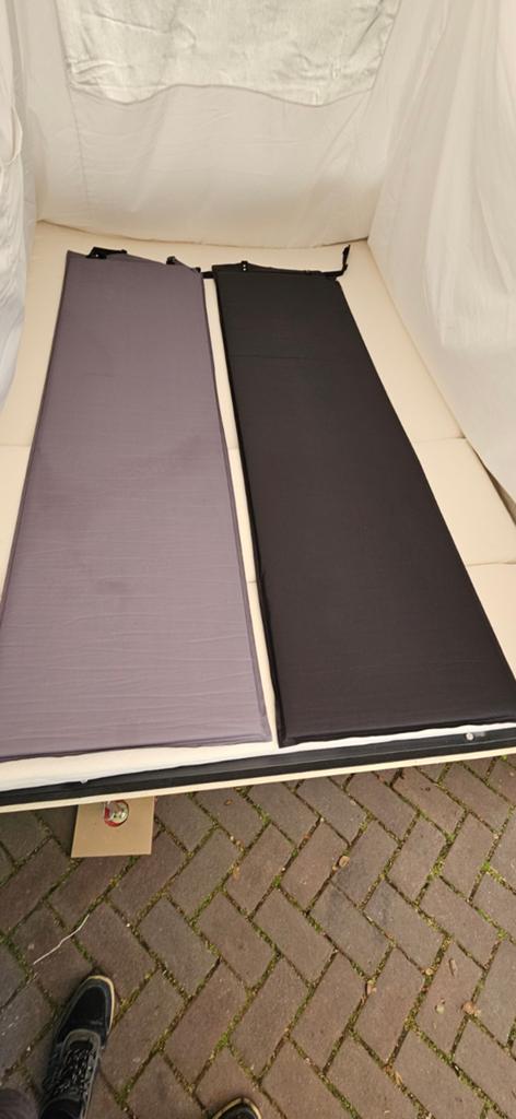2 stuks kampeer matrassen zelfopblaasbaar, Caravans en Kamperen, Ophalen, Gebruikt, 1-persoons