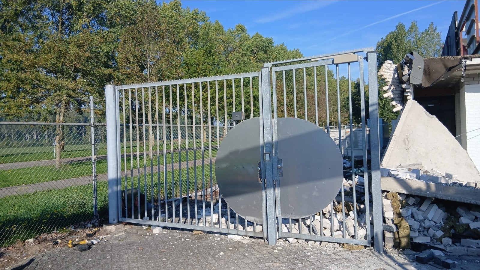 Robuust ijzeren hekwerk met poort - Gebruikt, Ophalen, Met poort, Gebruikt, Spijlenhekwerk
