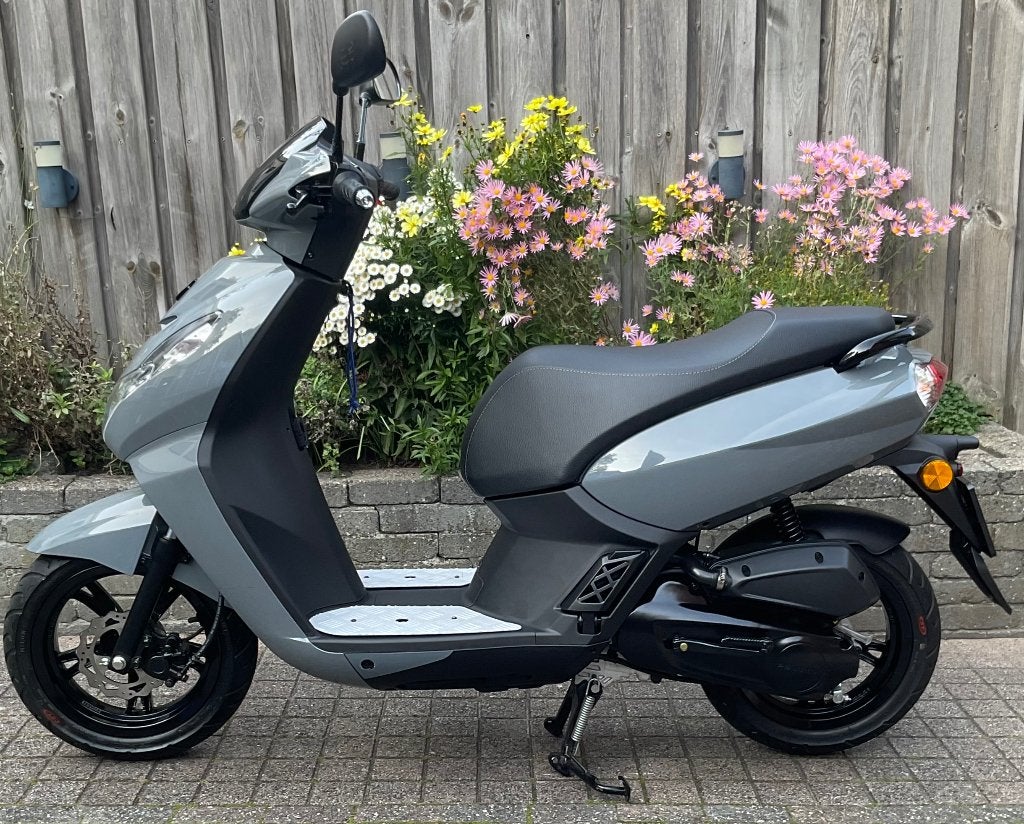 NIEUWE  SNORSCOOTER: Peugeot Kisbee S 1ste eig, 2026, 500km., Fietsen en Brommers, Ophalen, Nieuw, Benzine, Peugeot