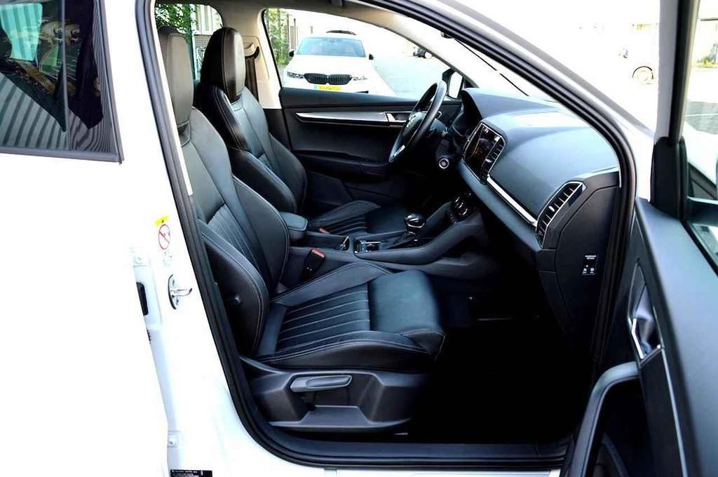 Skoda KAROQ 1.5 TSI ACT Style AUT LED/CAM/S18/LEER/NAVI/PANO, Auto's, Skoda, 12 maanden, 4 cilinders, 690 kg, SUV of Terreinwagen