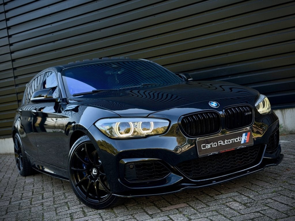 Bmw 1-serie M140i xDrive DAK|H/K|MEMORY|MILLTEK|CAMERA VOL!, Dealer onderhouden, Gebruikt, Euro 6, Zwart