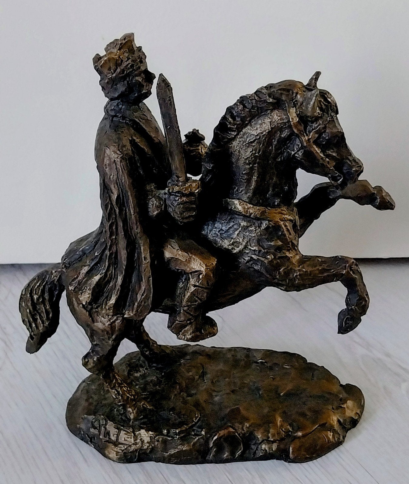Indrukwekkend harsbeeld van ruiter te paard, Ophalen of Verzenden, Beeld, Man, 20 - 50 cm