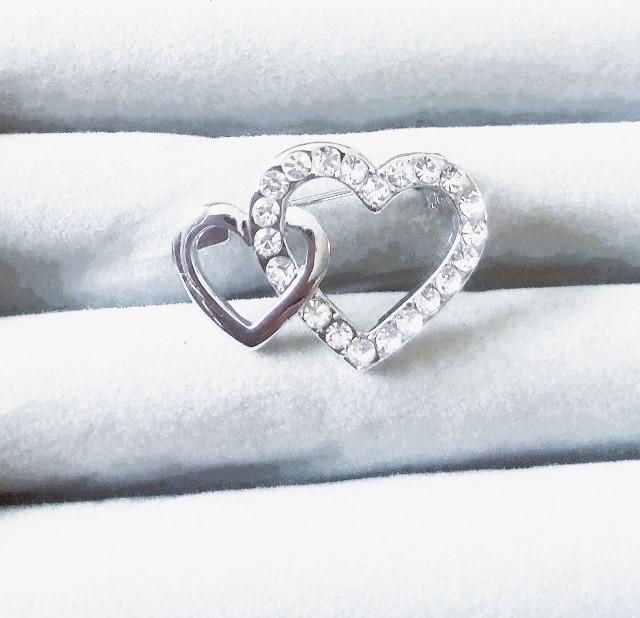 Broche twee harten verbonden witgoud kristallen wit-diamant, Met kristal, Overige materialen, Verzenden, Wit