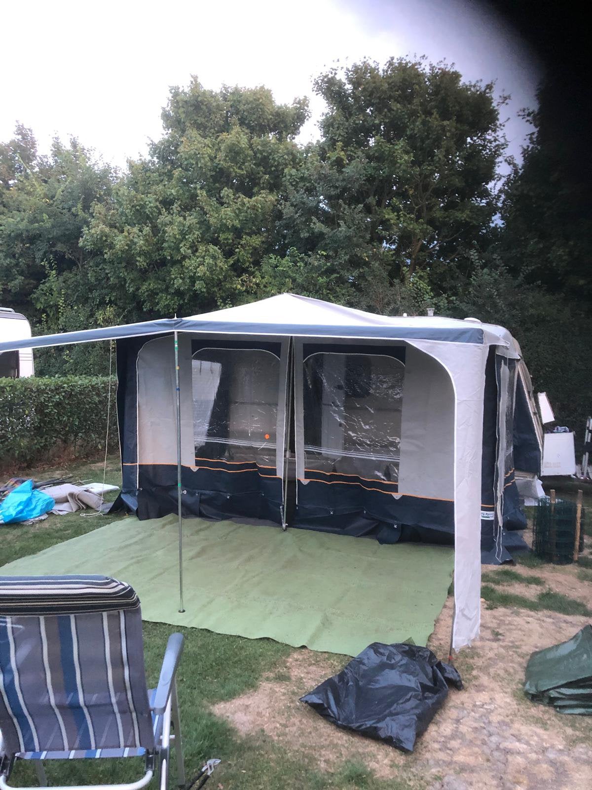 Caravelair caravan met voortent en fietsenrek, Caravans en Kamperen, Caravans, Treinzit, Particulier, Caravelair, Fietsenrek
