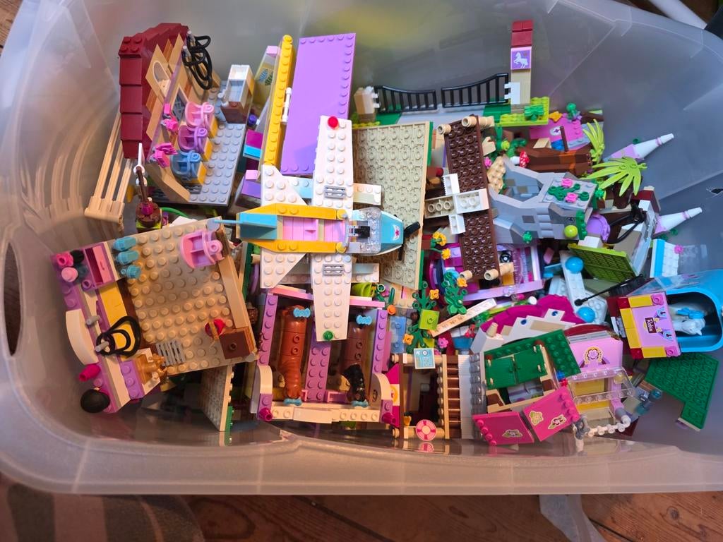 Grote krat Lego Friends met complete manege en boot en meer, Ophalen, Zo goed als nieuw