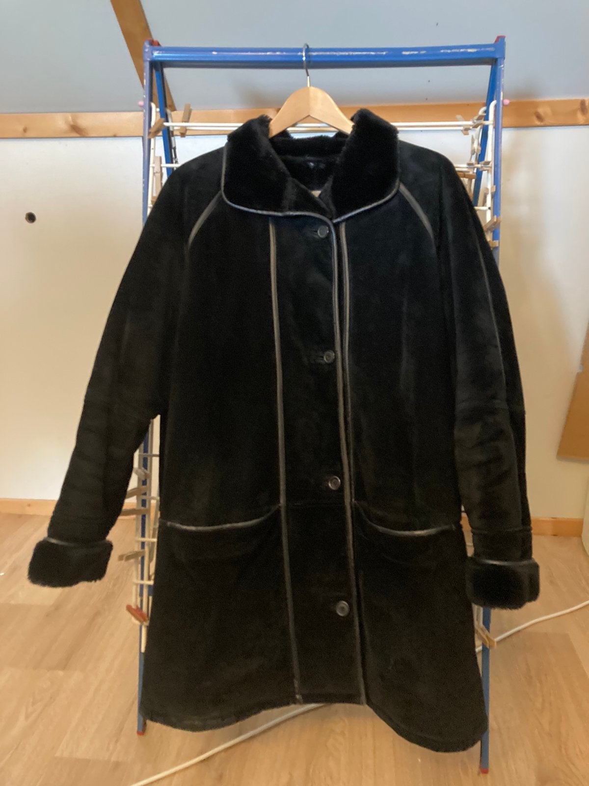 Zwarte lammy coat van echt leer en imitatie bont maat 46, Ophalen of Verzenden, Gedragen, Maat 46/48 (XL) of groter, Zwart
