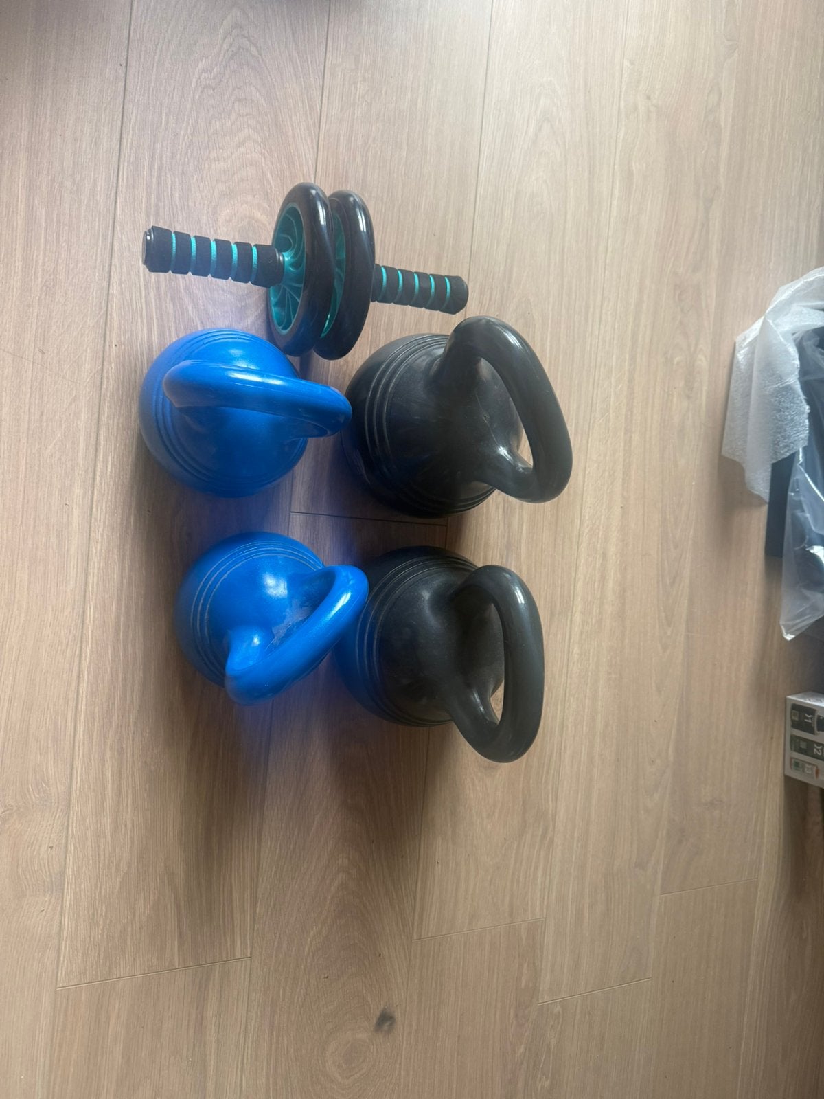 Fitness set: kettlebells (2 x10kg & 2 x5kg) en buikspierwiel, Sport en Fitness, Fitnessmaterialen, Ophalen, Gebruikt, Armen, Kettlebell