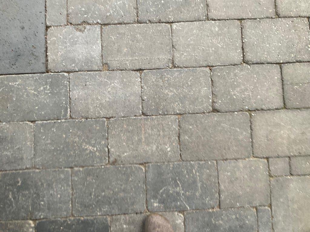 Gezocht 40 stuks Trommel of Cobble steen 20X30X6 ANTRACIET, Ophalen, Gebruikt, Beton, Overige typen