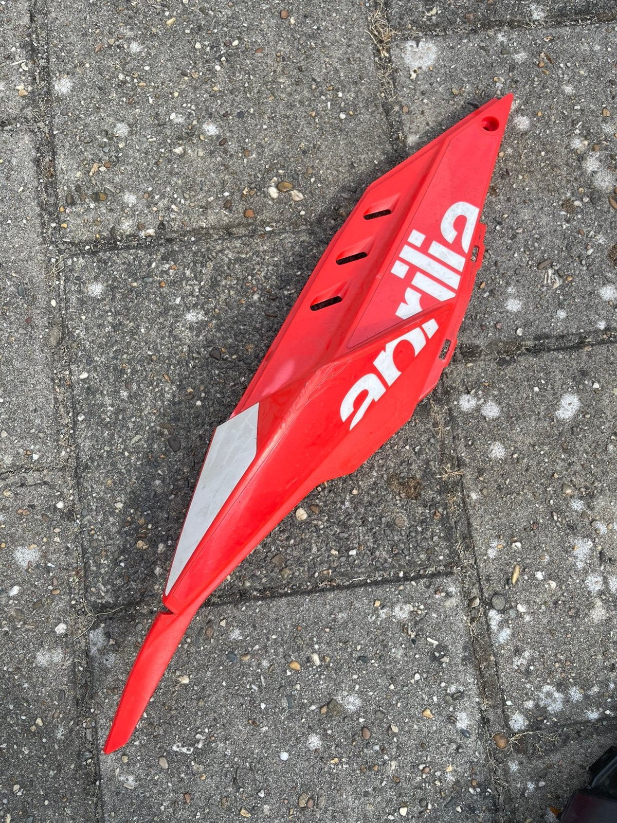 Zijkap rechts aprillia sx 50 red lion edition 2006-2017, Fietsen en Brommers, Ophalen of Verzenden, Zo goed als nieuw