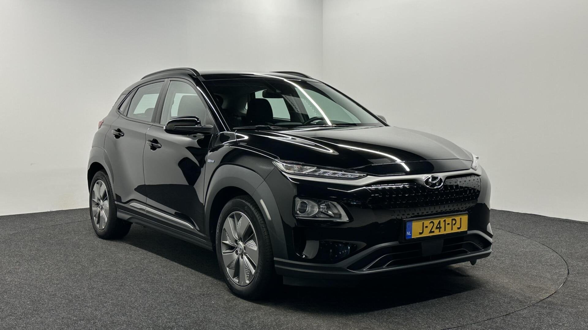 Hyundai Kona EV Comfort 64 kWh 3 Fase 100% SOH Warmtepomp CA, Auto's, Hyundai, Stof, Gebruikt, Met garantie (alle), Zwart