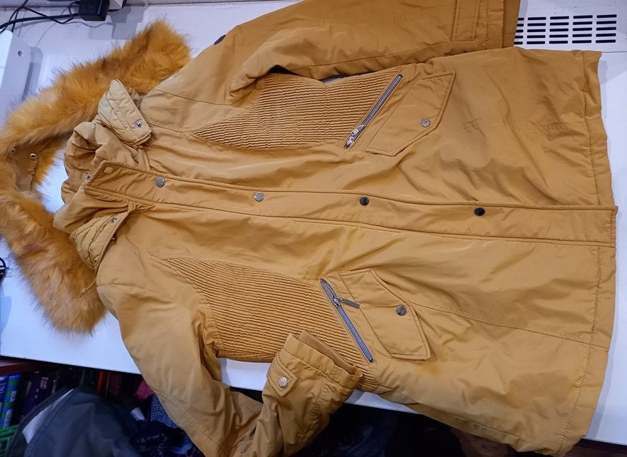 DISTRICT pracht okergele winterjas, maat 42, Kleding | Dames, Verzenden, Geel, Maat 42/44 (L), Zo goed als nieuw
