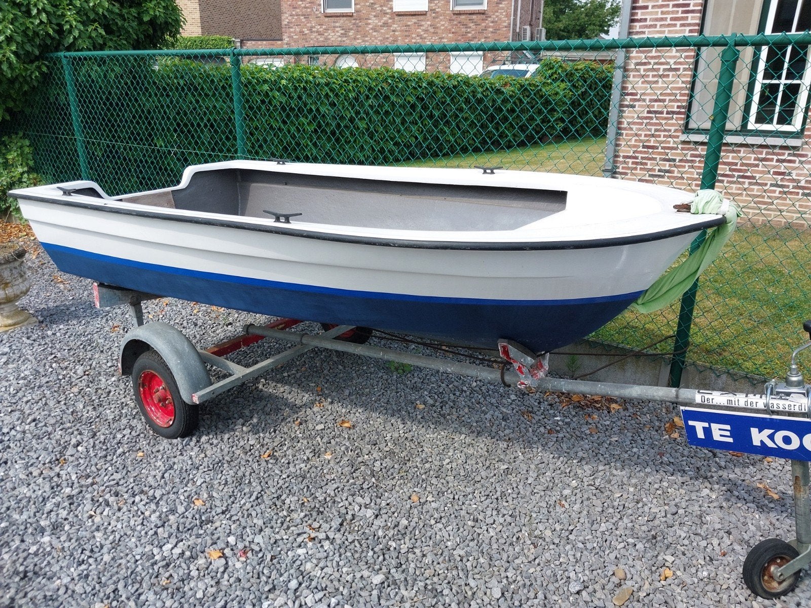 Visboot op kleine trailer., Ophalen