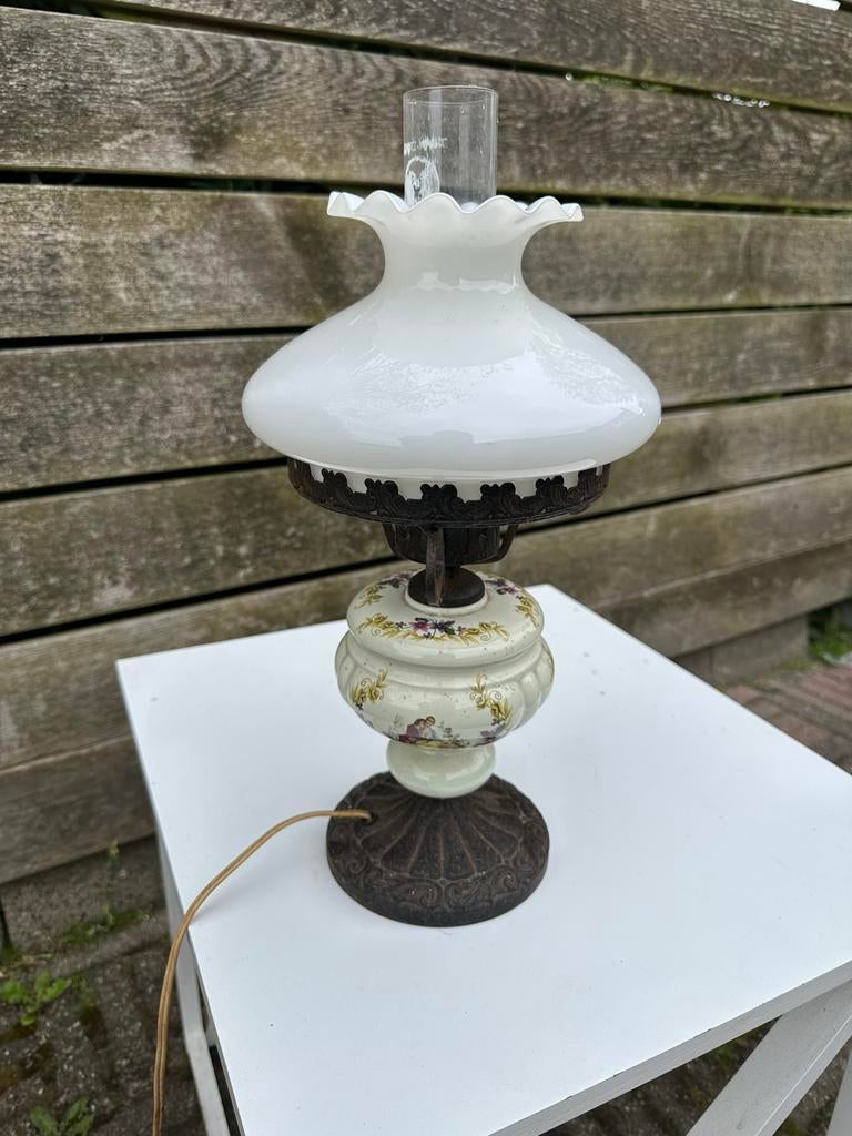 Antieke olielamp / tafellamp met melkglas kap, Ophalen