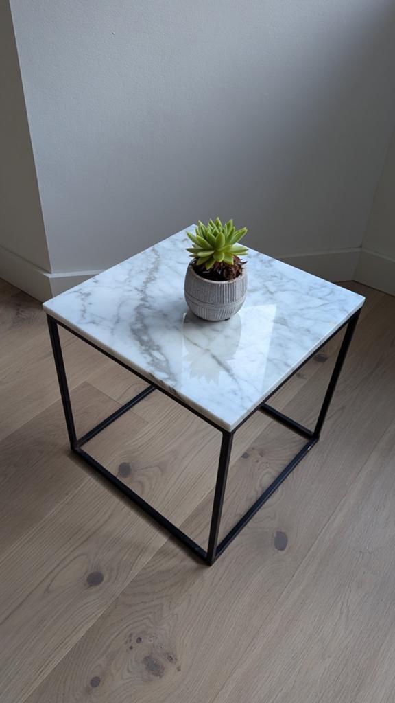 Moderne bijzettafel met marmerlook blad en metalen frame, Ophalen, 50 tot 100 cm, Rond, 50 tot 100 cm