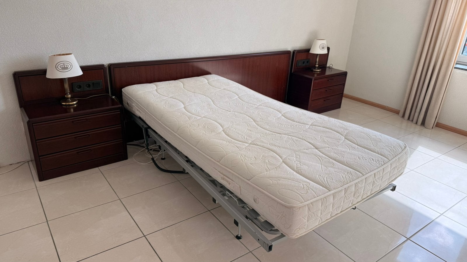 1 bed met 2 nachtkastjes en headboard, Huis en Inrichting, Slaapkamer | Complete slaapkamers, Ophalen, Gebruikt, Tweepersoons