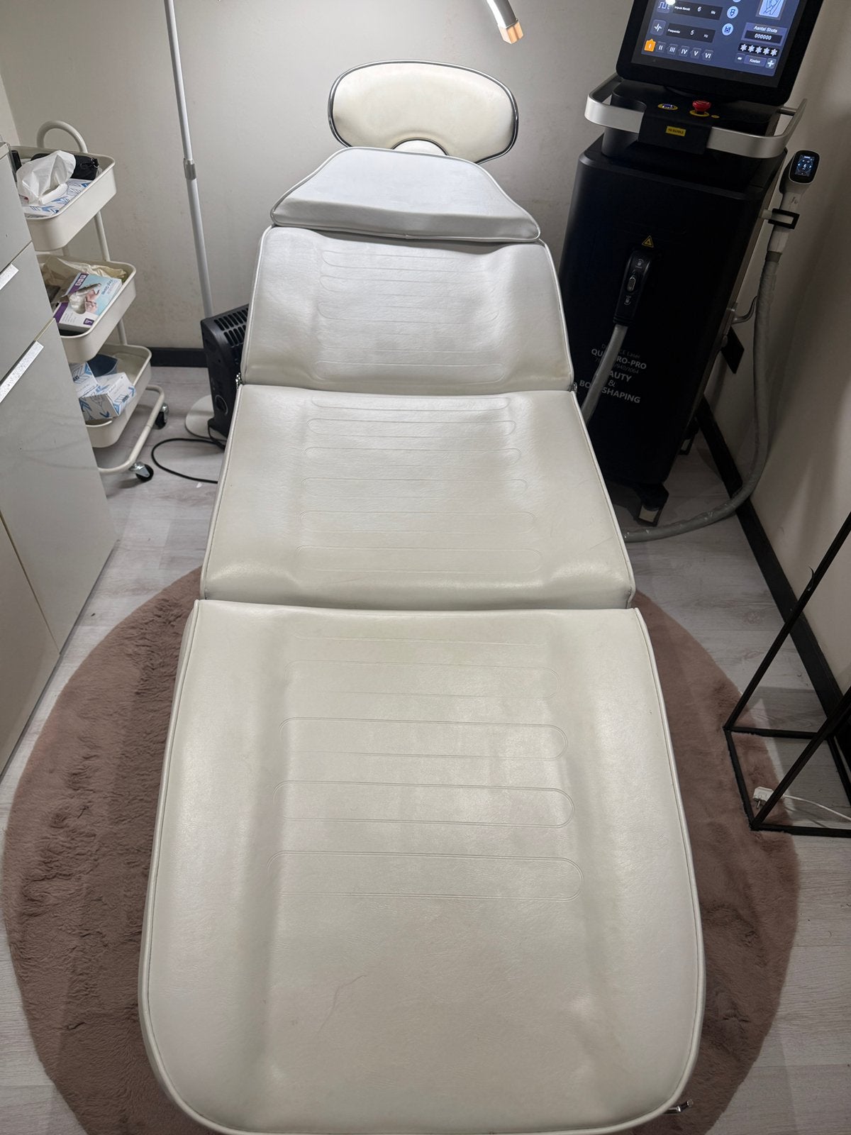 Witte behandelstoel / massagetafel, Ophalen, Zo goed als nieuw, Massagetafel