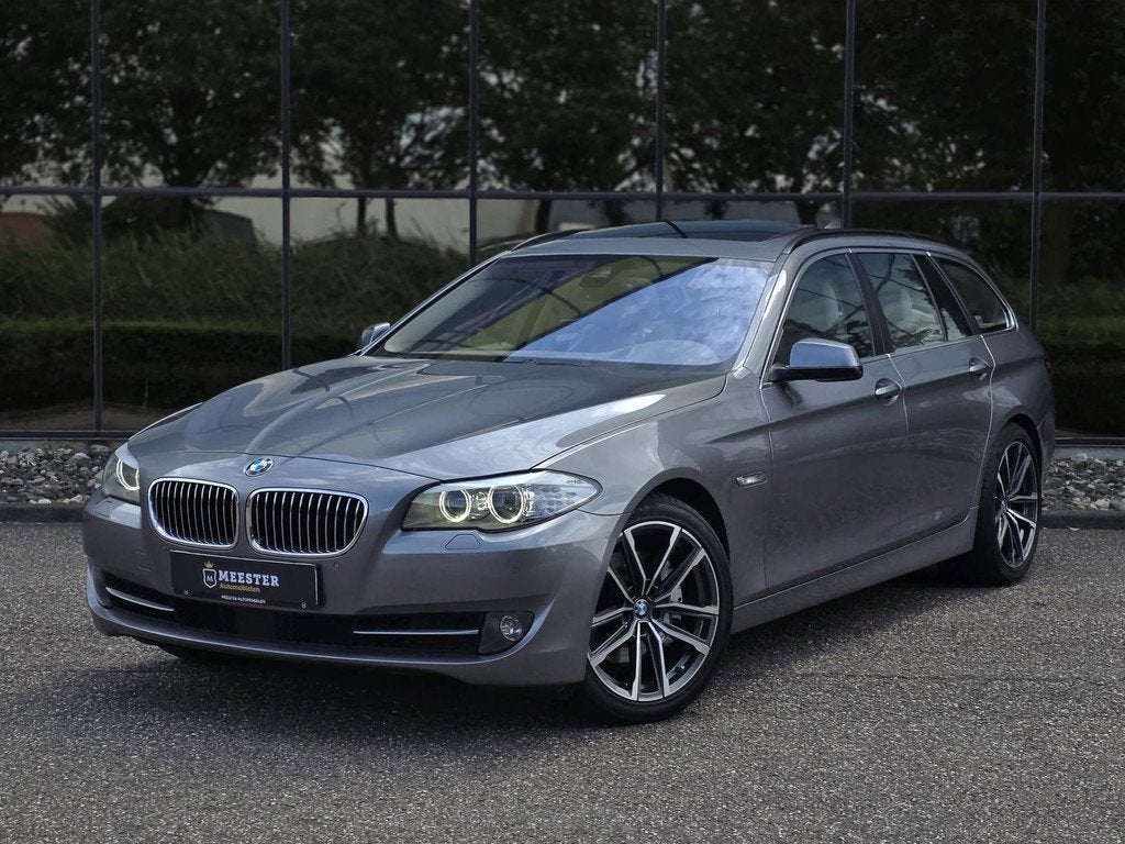 BMW 5-serie Touring 528xi High Executive|Panodak|ACC|Head-up, Automaat, 1780 kg, Gebruikt, Beige
