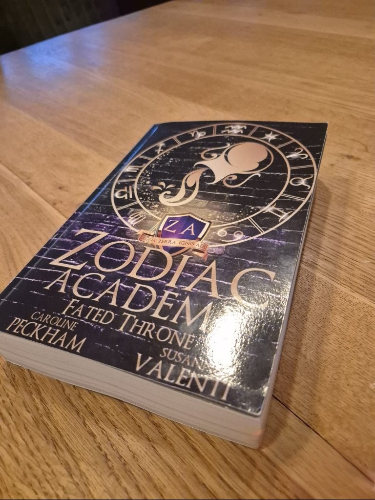 Zodiac Academy deel 6, Ophalen of Verzenden, Zo goed als nieuw