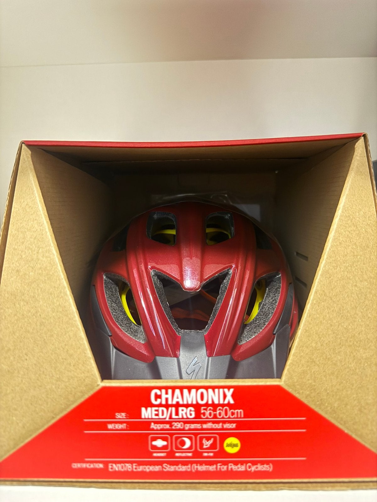 Brand new Specialized Chamonix Helmet, Ophalen, Zo goed als nieuw, M, Heer of Dame