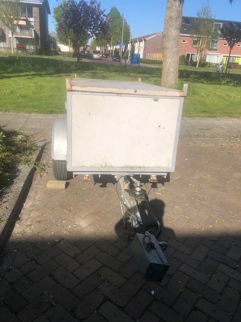 Gesloten aanhangwagen, Ophalen, Gebruikt