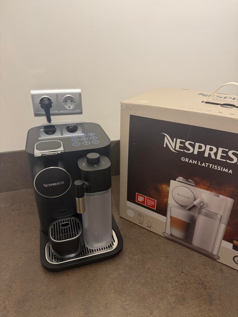Nespresso Gran Lattissima Koffiemachine met Melkopschuimer, Ophalen, Koffiemachine, Zo goed als nieuw, 2 tot 4 kopjes