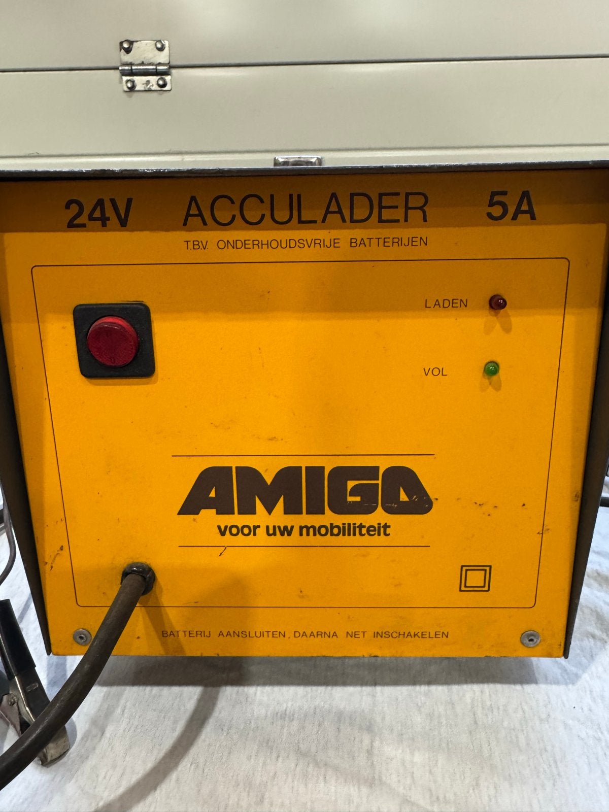 AMIGO 24V Acculader - Voor onderhoudsvrije batterijen, Gebruikt, Universele onderdelen