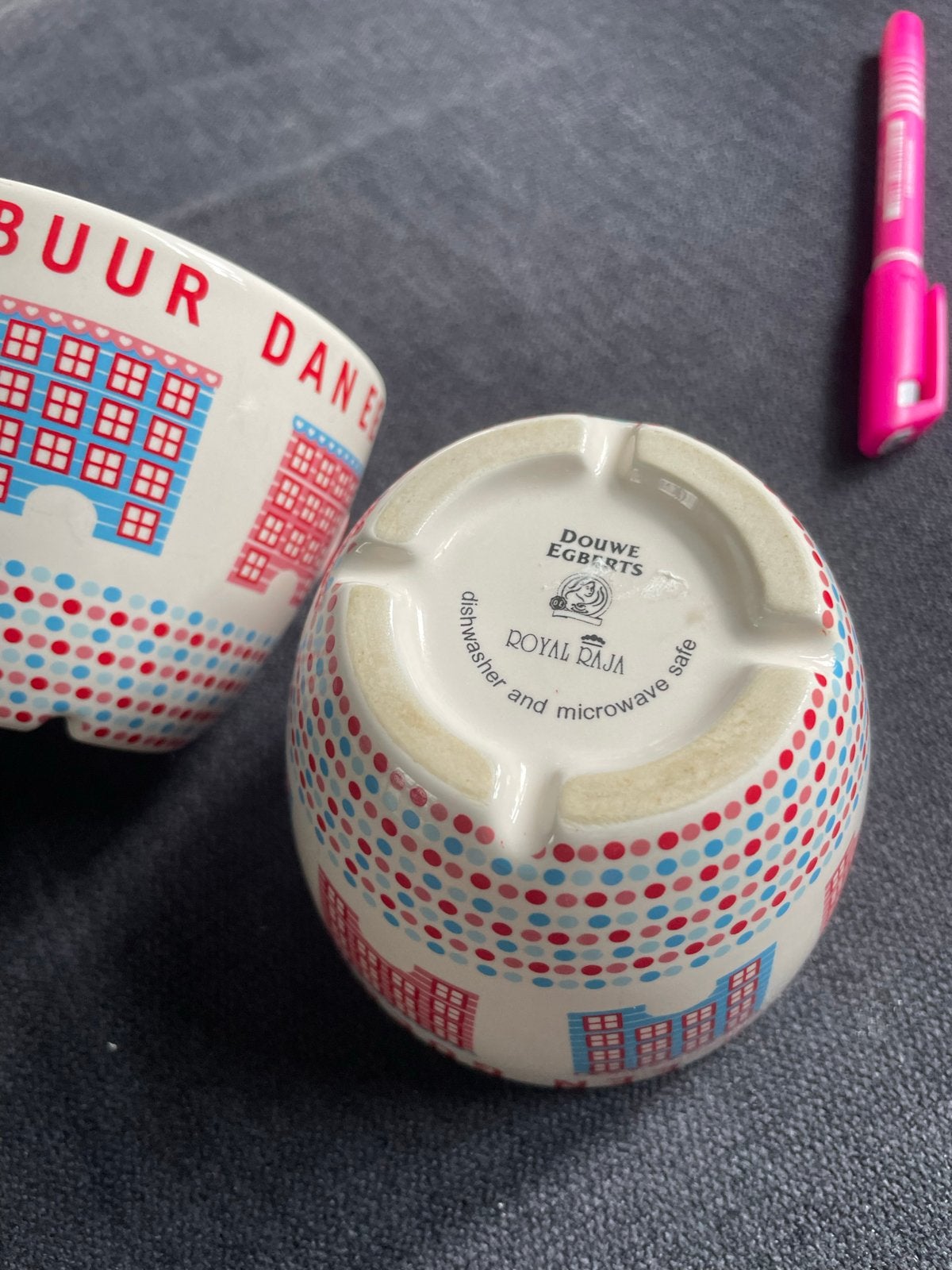 Douwe Egberts mokken  'Goede buur' en 'Verre vriend', Huis en Inrichting, Keuken | Servies, Zo goed als nieuw, Kop(pen) en/of Schotel(s)