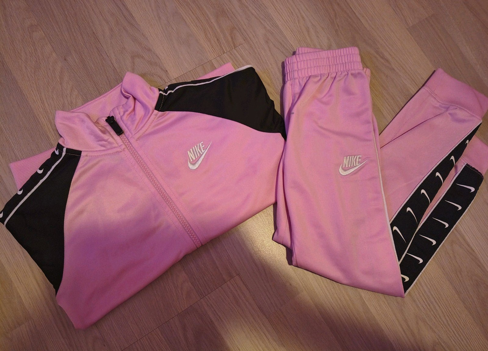 Nike trainingspak 110/116 roze zwart, Meisje, Ophalen of Verzenden, Zo goed als nieuw, Setje