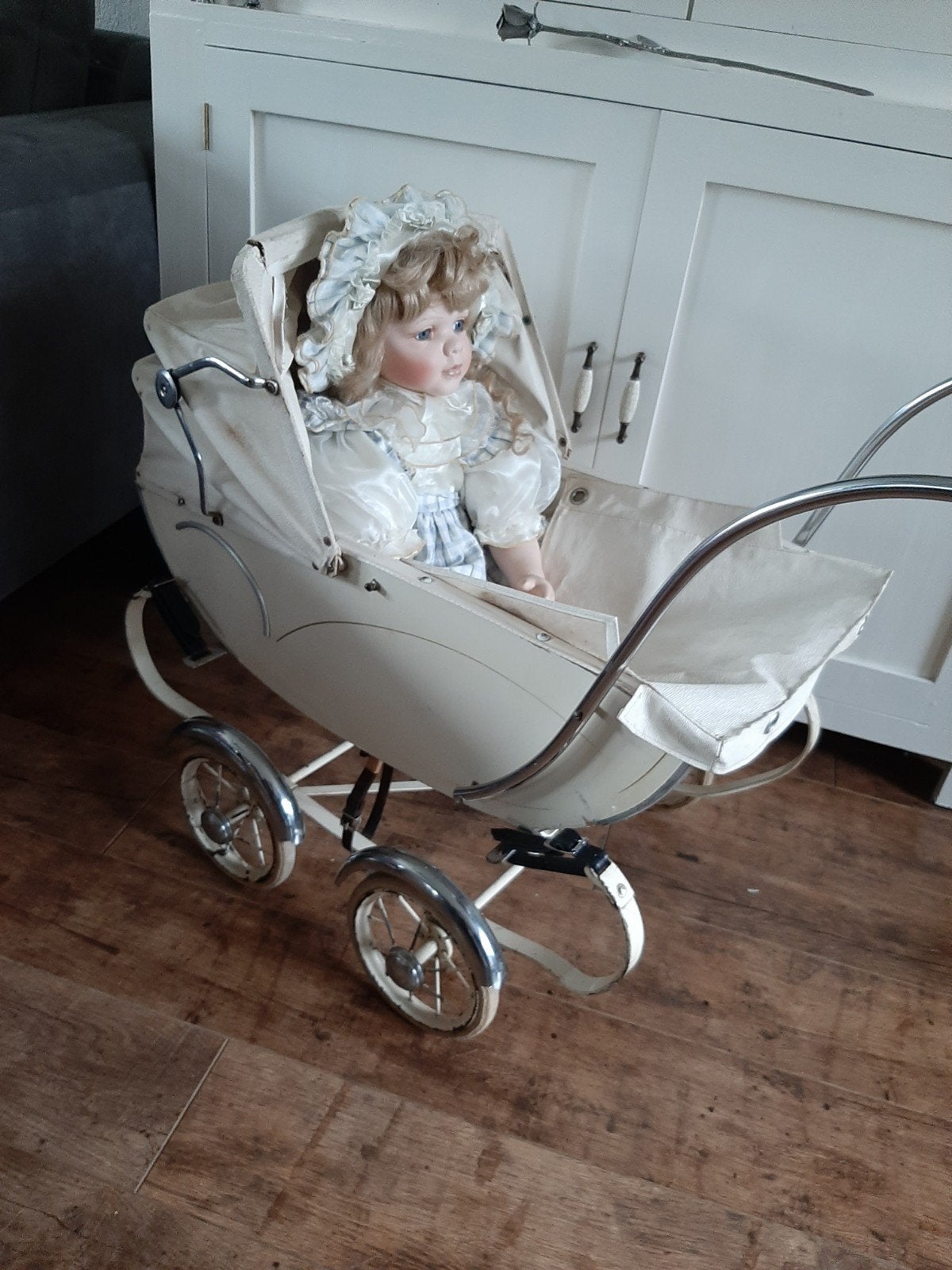 Vintage poppenwagen met porseleinen pop, Ophalen, Gebruikt, Pop