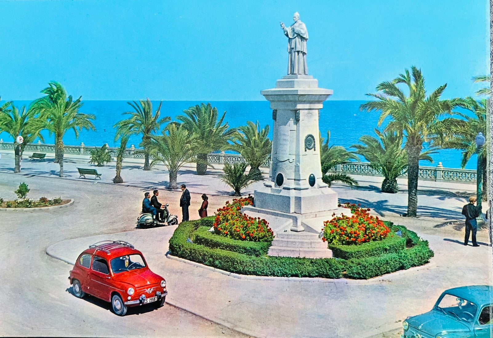 Ansichtkaart met auto Fiat 600-Vespa scooter in Barcelona, Ophalen of Verzenden, 1960 tot 1980, Ongelopen, Voertuig
