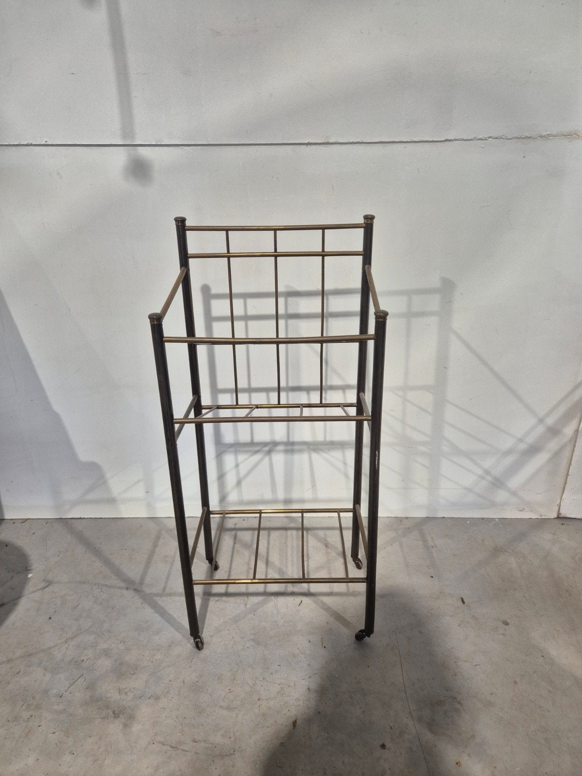 Art deco messing krantenbak op wieltjes., Ophalen, Onbekend, Onbekend, Onbekend