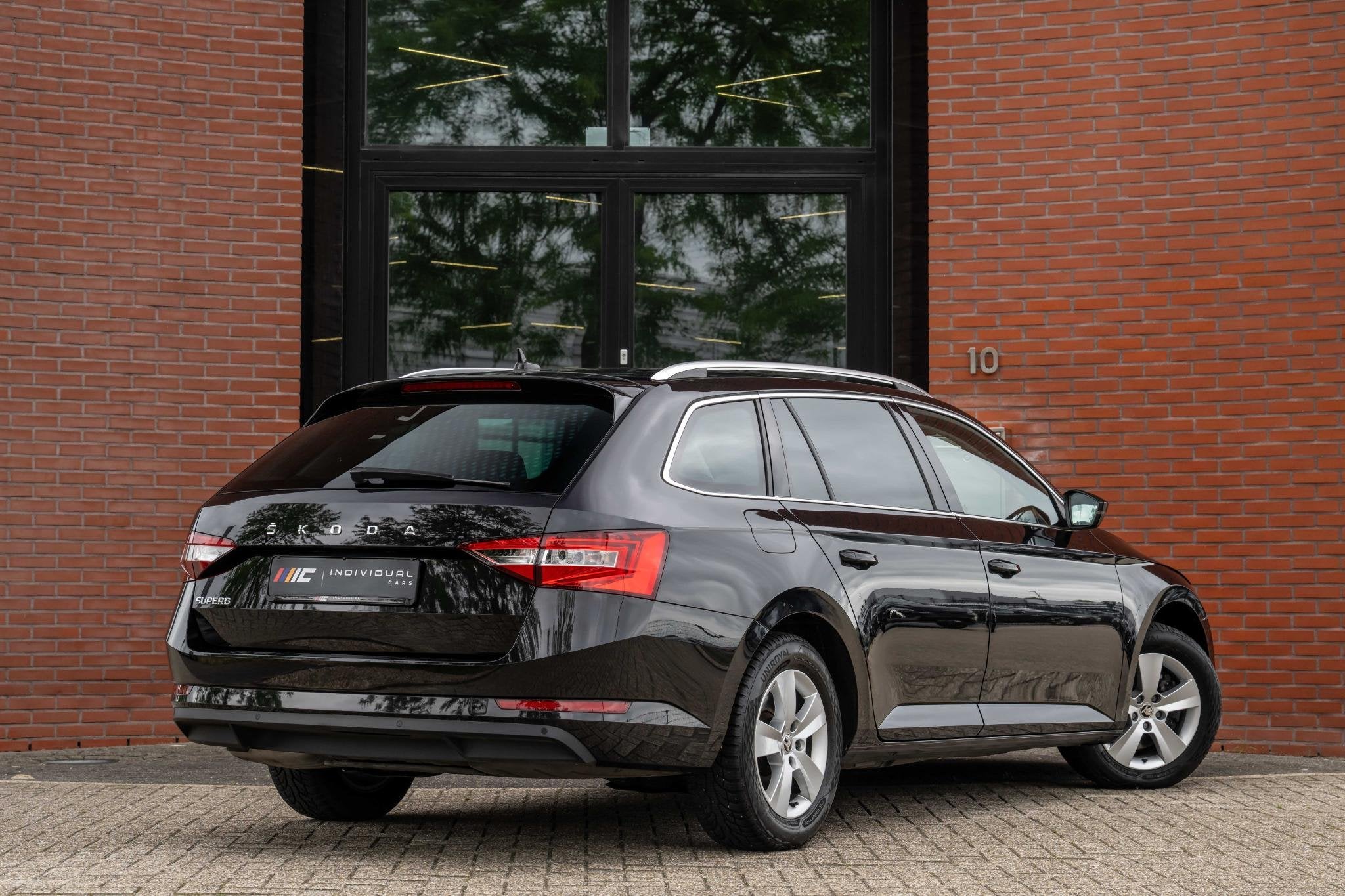 Skoda Superb Combi 1.5 TSI ACT Business Edition Trekhaak Ori, Auto's, Skoda, Stof, 4 cilinders, 150 pk, Zwart
