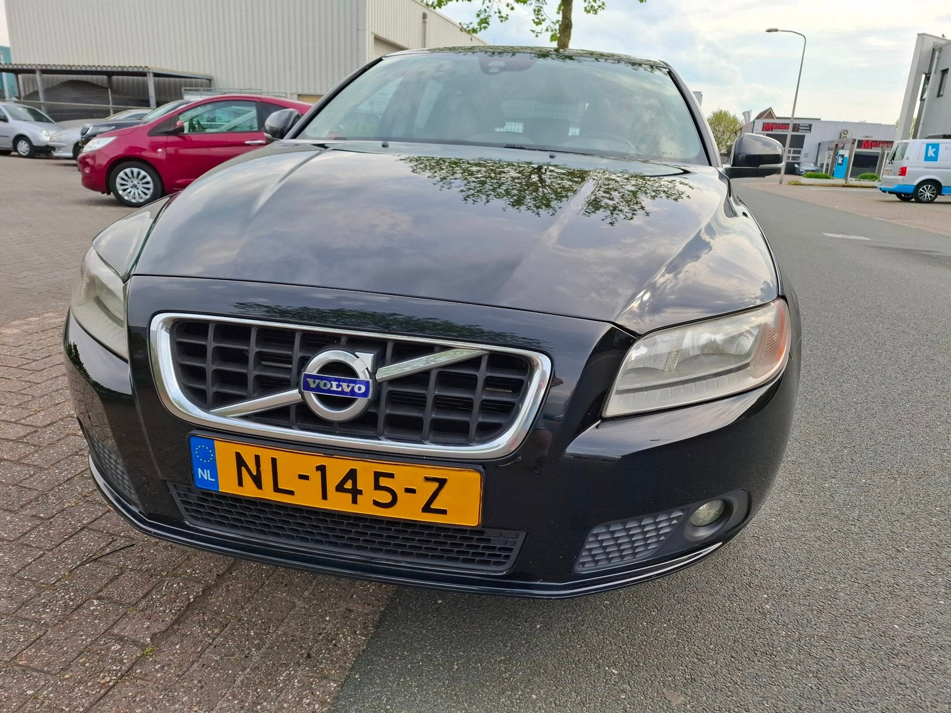 Volvo V70 2.0 T5 Momentum AUTOMAAT/CLIMA/CRUISE/LEDER!, Euro 5, Zwart, 4 cilinders, Zwart