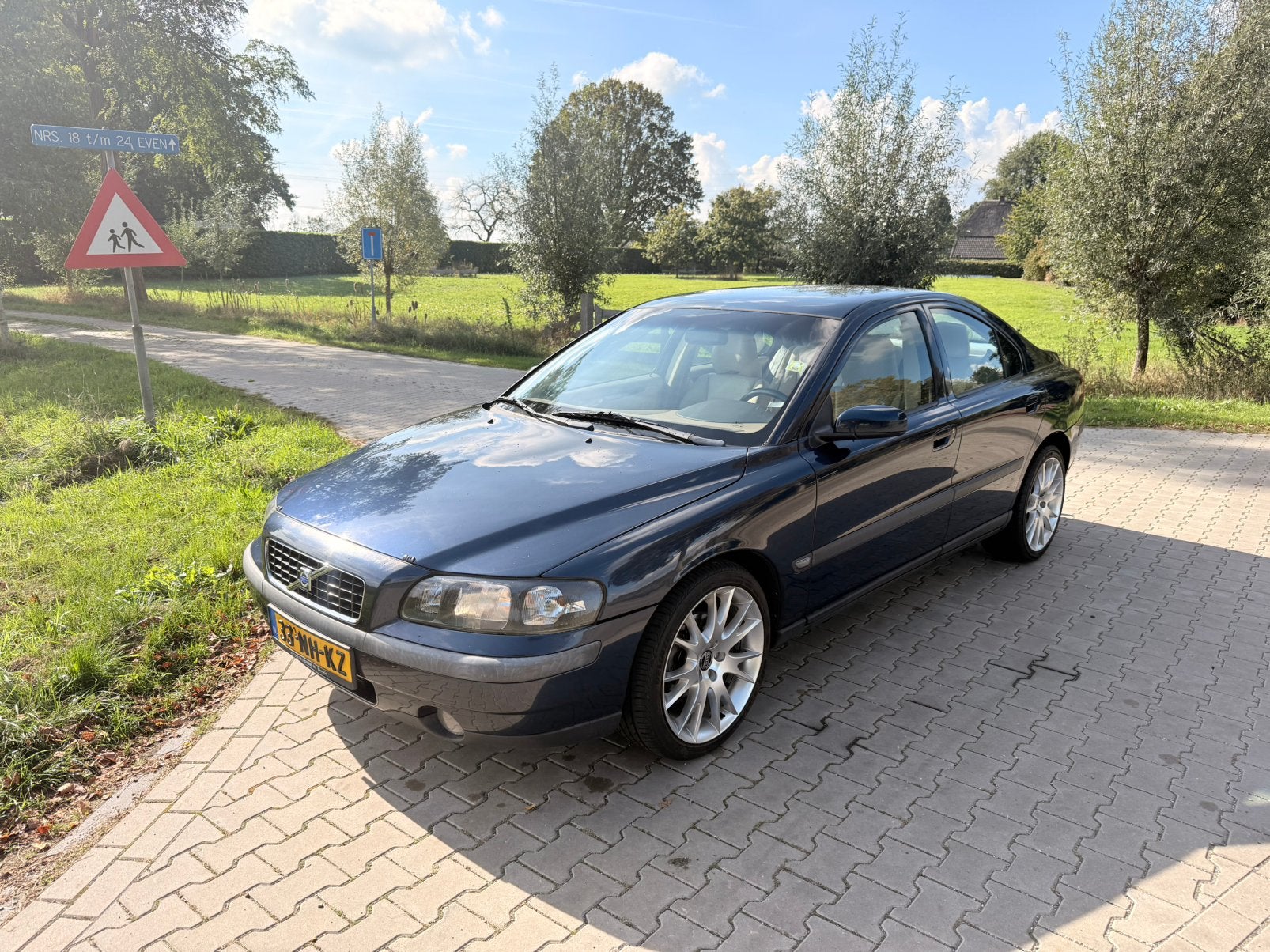 Volvo S60 2.4 140PK AUT 2003 Blauw nieuwe apk!, Parkeerassistent, Blauw, 2435 cc, Sedan