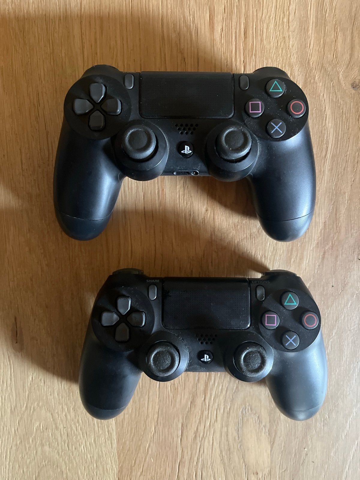 2x PlayStation 4 DualShock 4 Controllers - Zwart, Ophalen of Verzenden, Gebruikt, Met 2 controllers, Original
