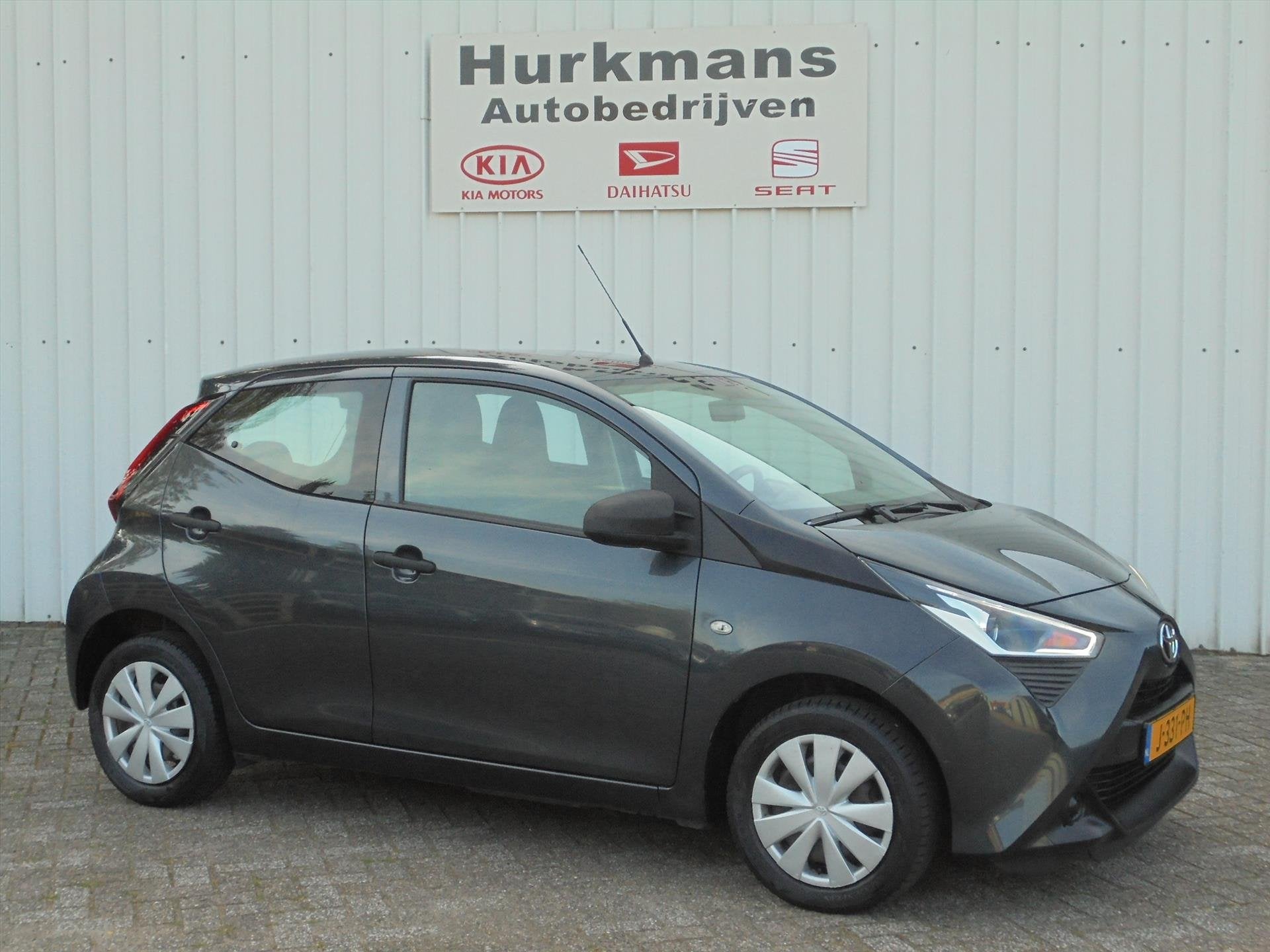 Toyota Aygo 1.0 VVT-i 72PK X-FUN NL-AUTO AIRCO BLUETOOTH, Auto's, Dealer onderhouden, Stof, Gebruikt, 4 stoelen
